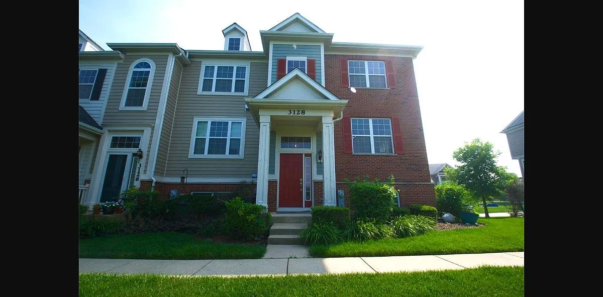 3 bed, 2.5 bath, 2388 sqft, $3,100 — Photo 1