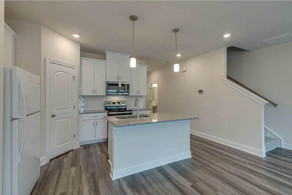 3 bed, 2.5 bath, 1600 sqft, $1,895 — Photo 3