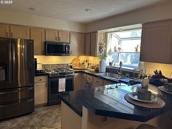 3rd image of 5992 SE Blossom St