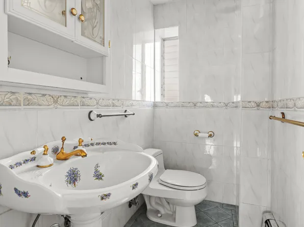 6660 Ridge Boulevard image 14 of 21