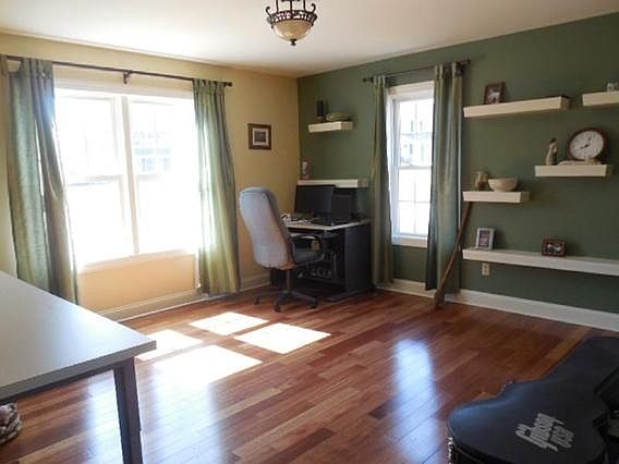 4th image of 907 Ridgeway Cir