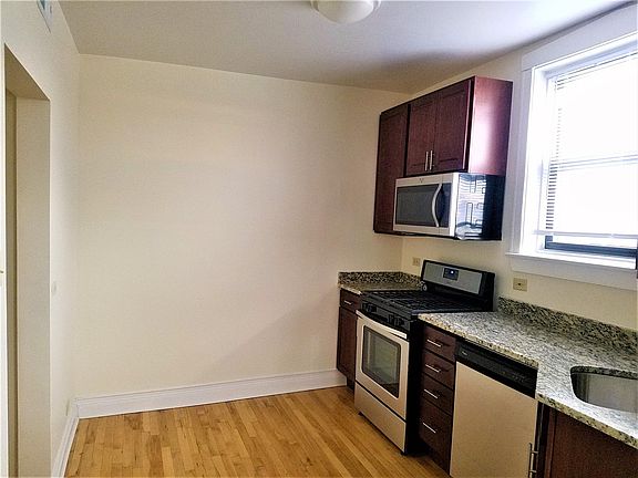 3rd image of 3546 N Oakley Ave #1