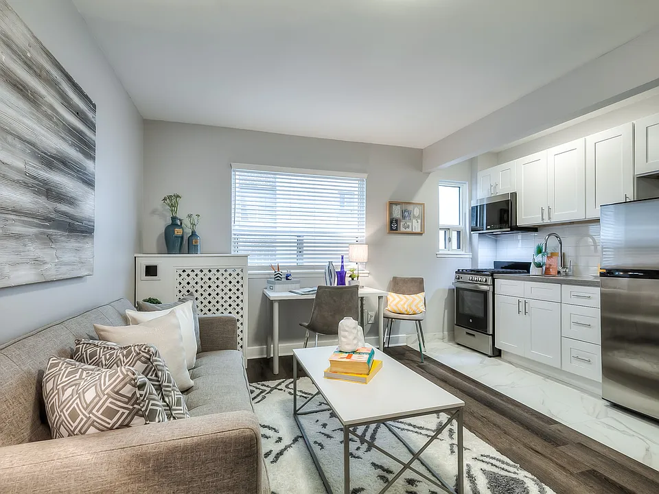 214 Wellesley St E #102