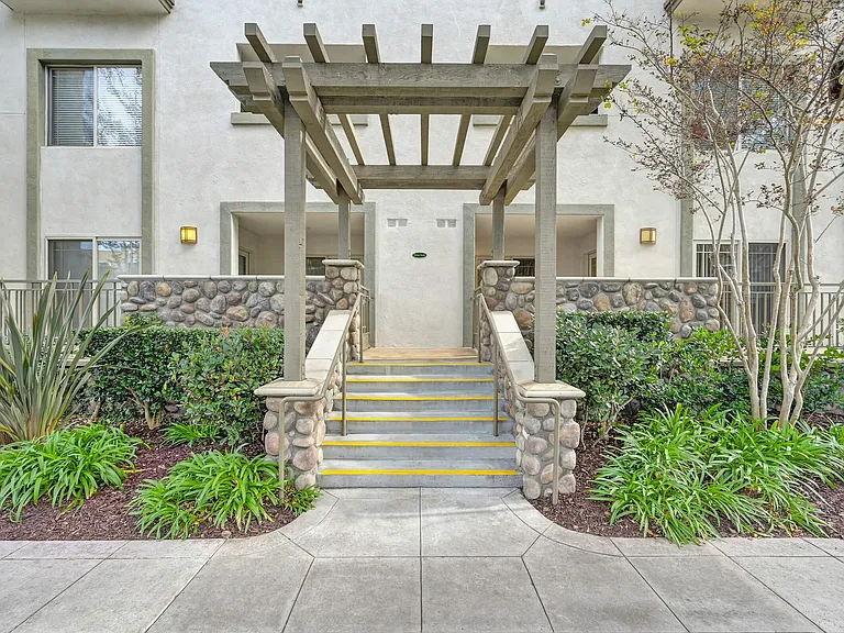 Mission Hills Apartments — Photo 34