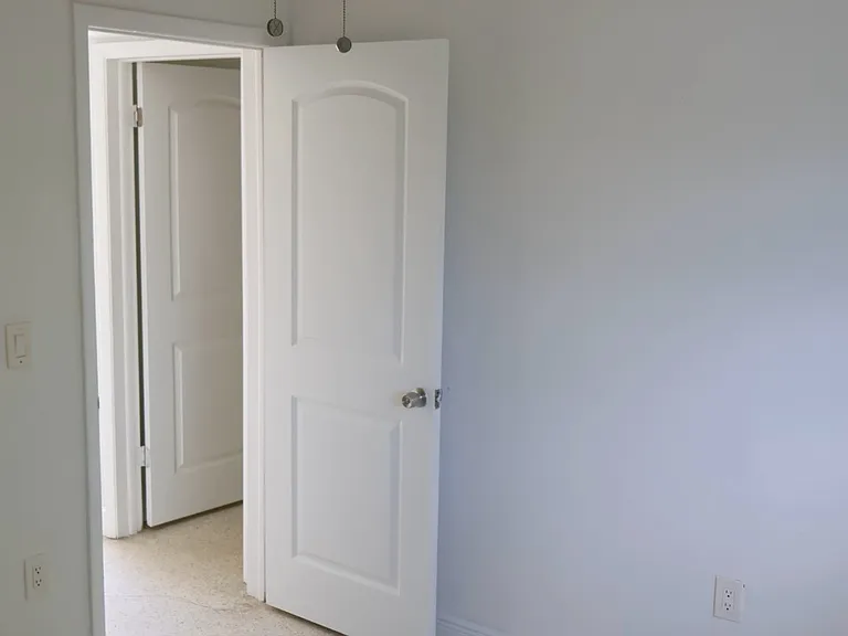 528 SW 6th St #6 — Photo 10