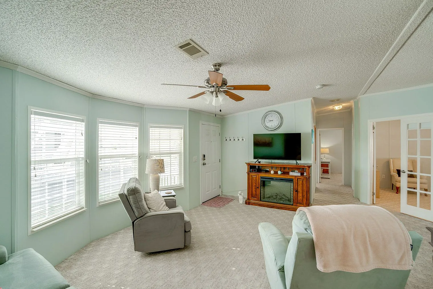 4 bed, 2.0 bath, 1689 sqft, $2,742 — Photo 1