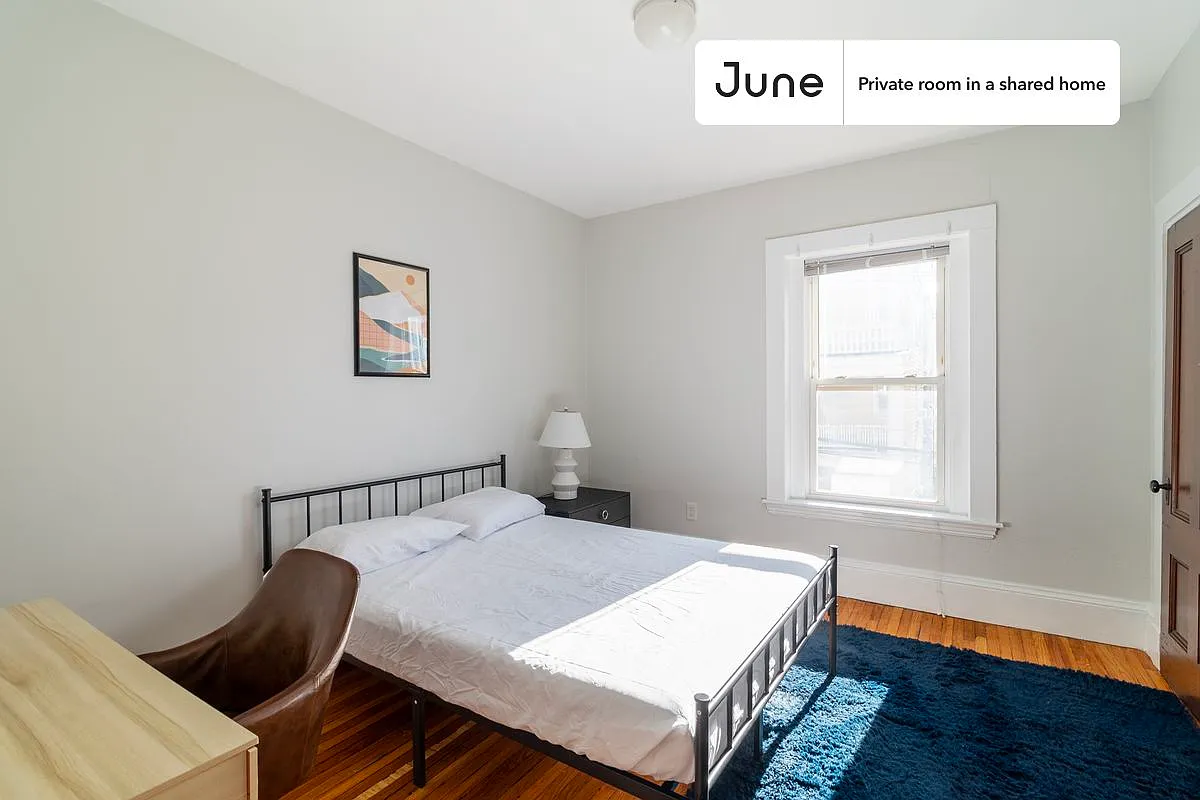 Queen bedroom in 4 bed/2 bath home in Allston #1300 C — Photo 1