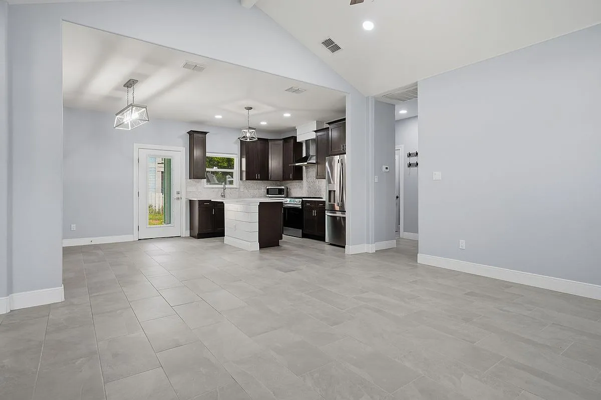 3 bed, 2.0 bath, 1330 sqft, $2,600 — Photo 3