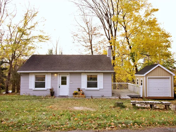 912 Pearson Dr, Milford, MI 48381