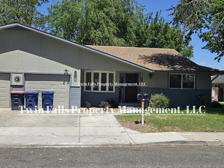 256 Crestview Dr — Photo 3