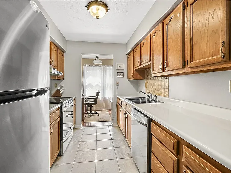 208 Meadowview Dr — Photo 8