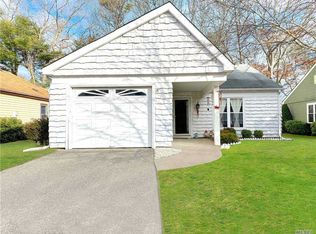 203 Belfast Ln, Ridge, NY 11961