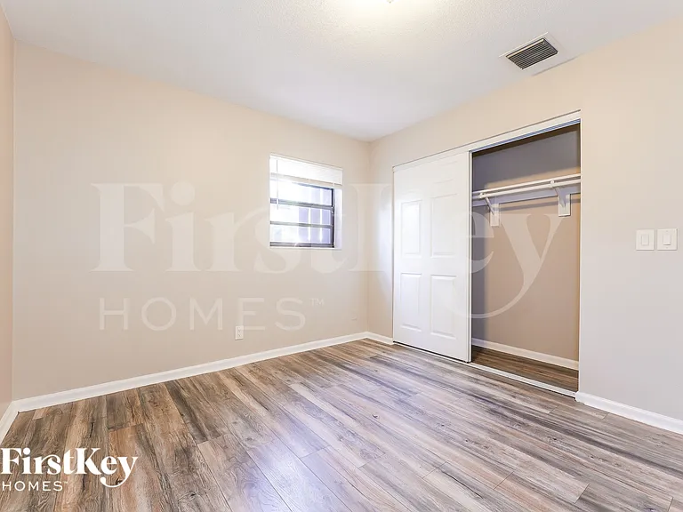 1389 Meadowbrook Dr — Photo 12