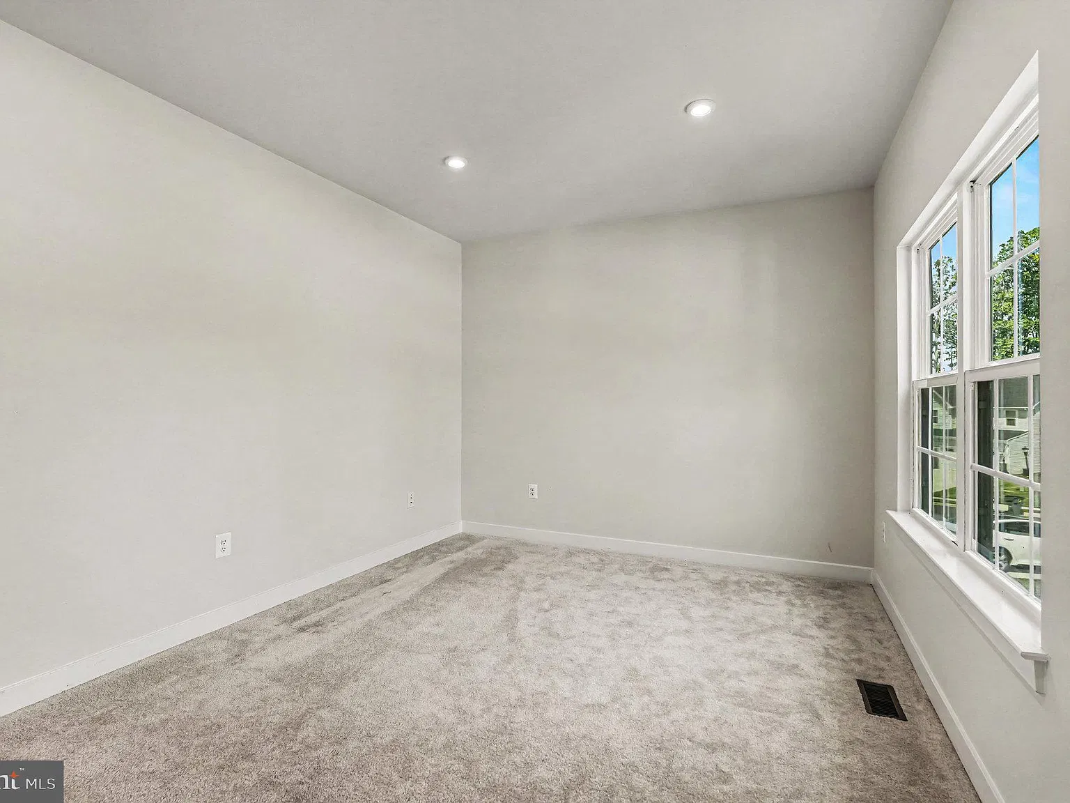 4 bed, 4.0 bath, 2424 sqft, $4,400 — Photo 4