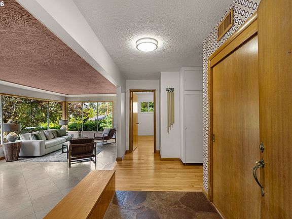 4th image of 1930 SE Risley Ave