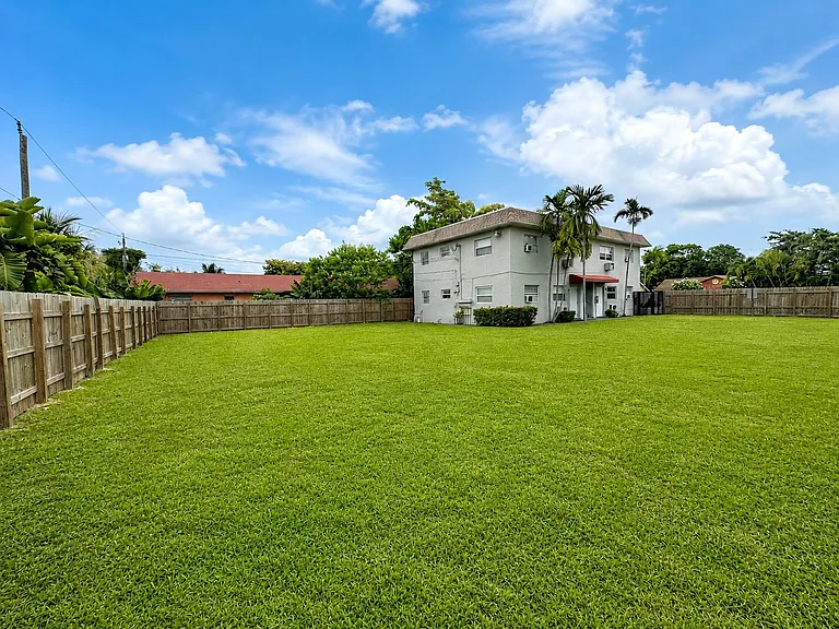 811 NW 6 Ave exterior 5 - fenced yard / building