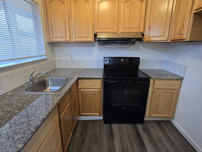 3555 Maple Ave #5 — Photo 9