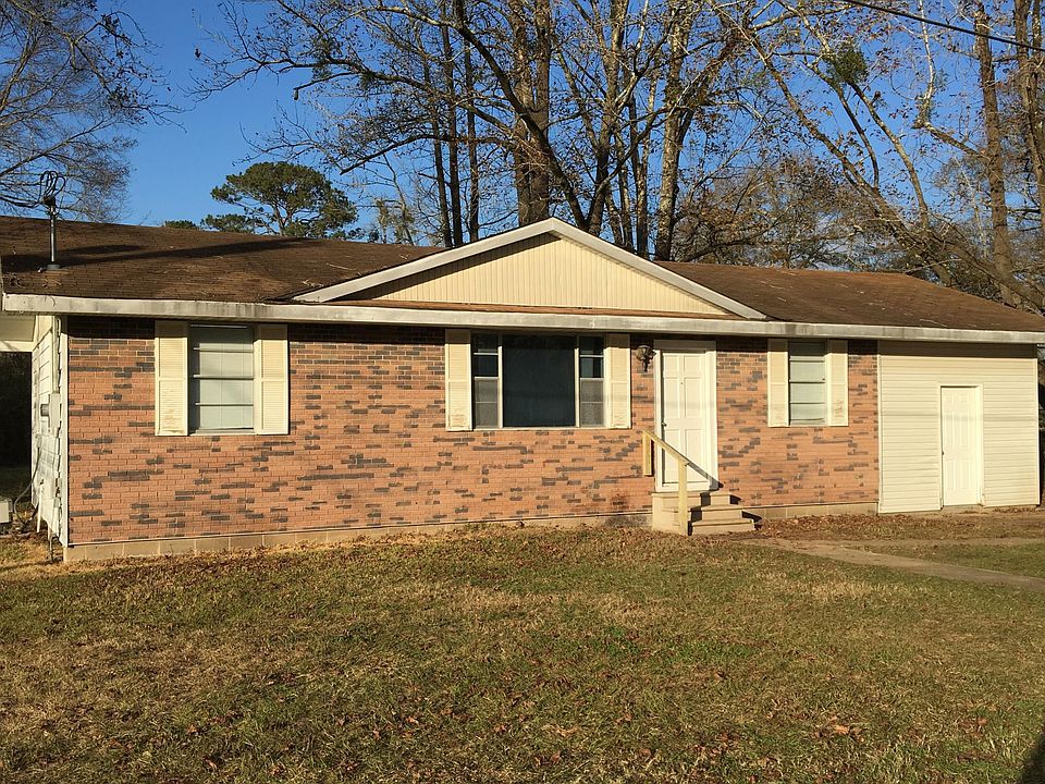 Off street parking, big back yard. 3 minutes to the center of Amite. Quiet safe 100 yards from Rt 51