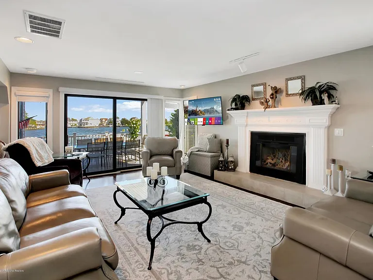 374 Aldo Dr — Photo 6