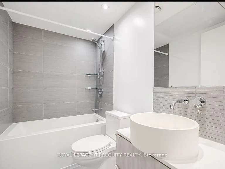 161 Roehampton Ave #330 — Photo 6