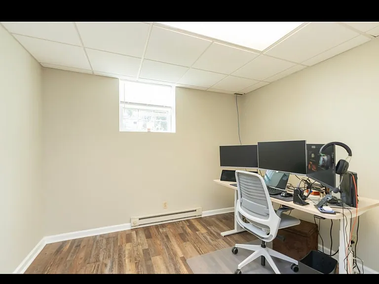 911 Crest Dr — Photo 15