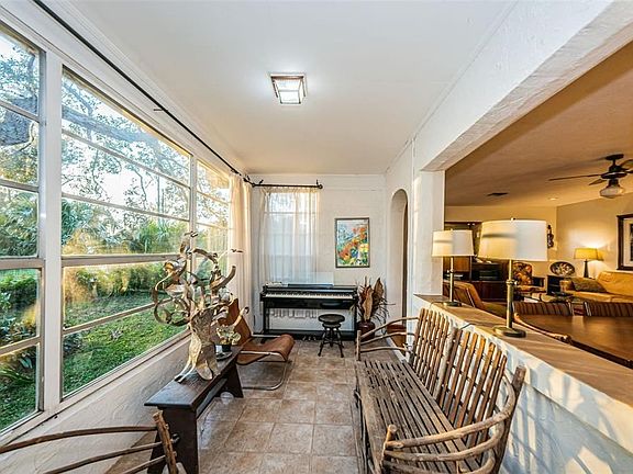 4th image of 330 N Spring Blvd