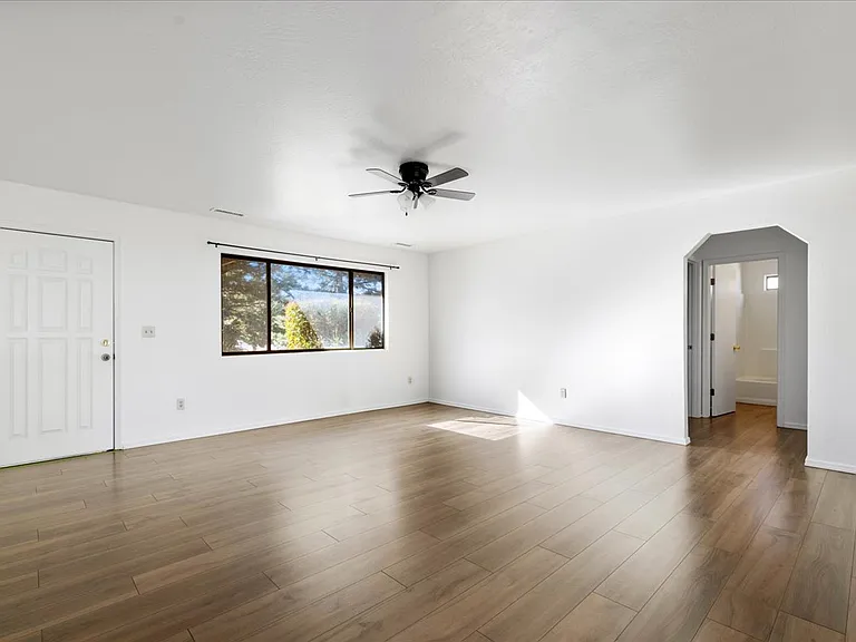 4517 N Sauter Dr E — Photo 3