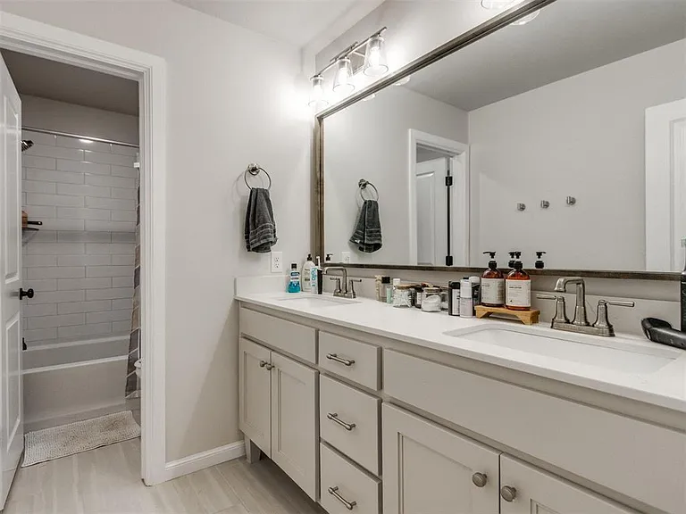 10516 NW 33rd Pl — Photo 7
