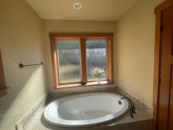 5th image of 3086 NE Cascara Ct