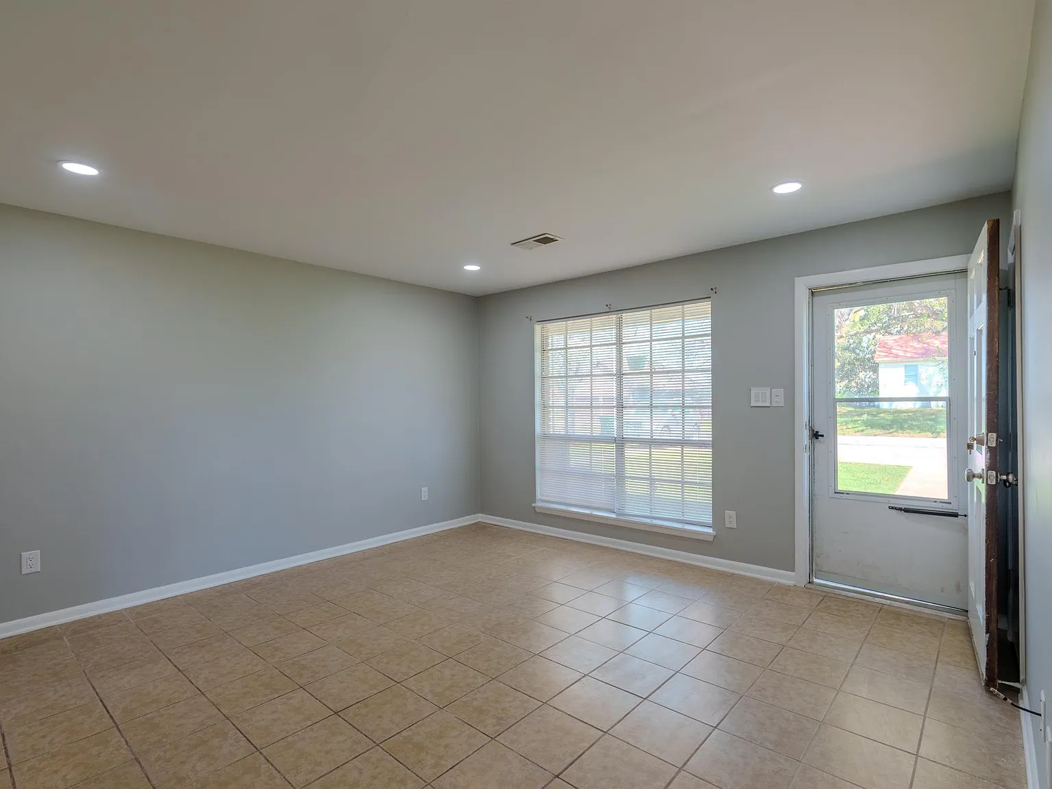 704 Candler Ave — Photo 4