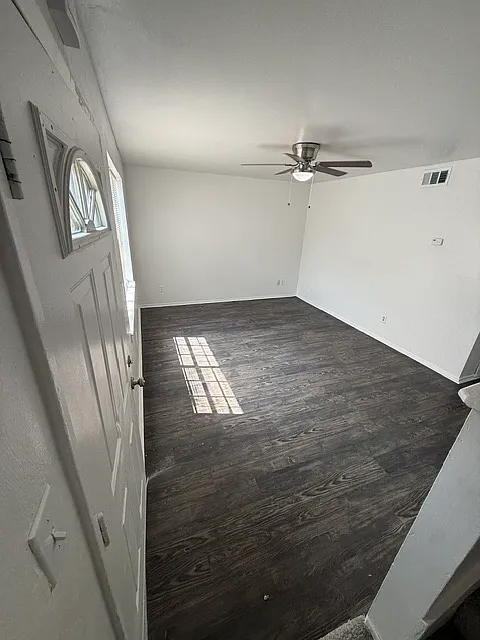 3 bed, 1.5 bath, 1176 sqft, $1,400 — Photo 2