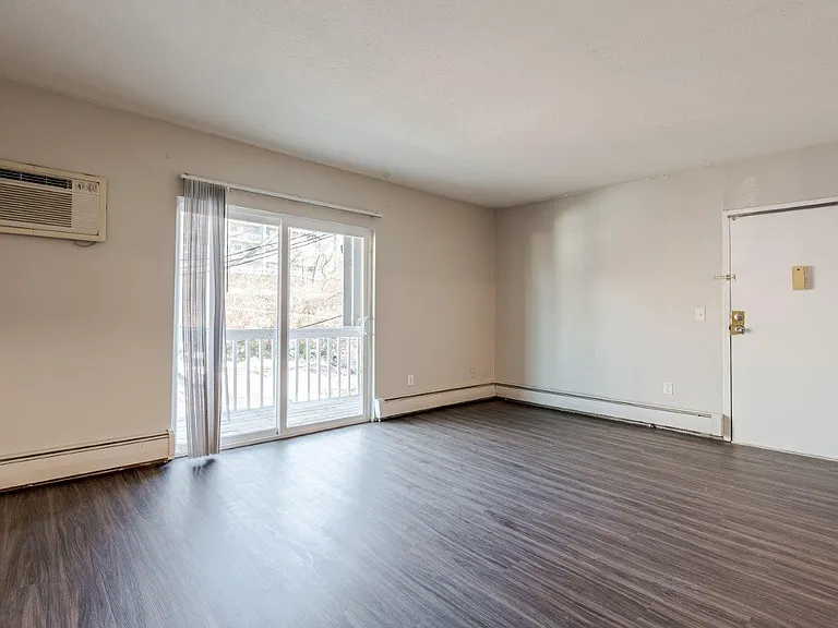 Lakeshore Drive Apartment Homes — Photo 9