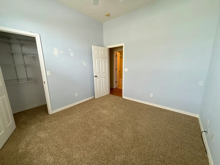 812 E Spring Dr — Photo 16