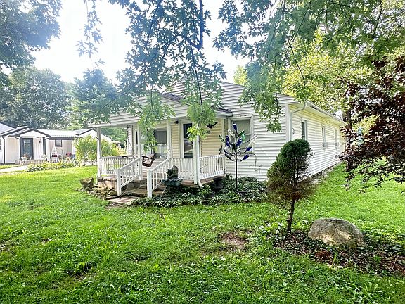 2nd image of 5715 Chestnut Hills Rd NE