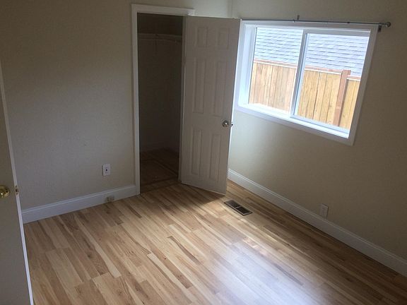 11 x 12 Bedroom + small walkin closet