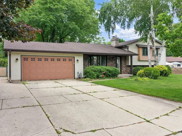 599 Masters Ln, Green Bay, WI 54311