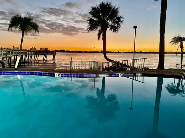 4550 Cove Cir, Saint Petersburg, FL