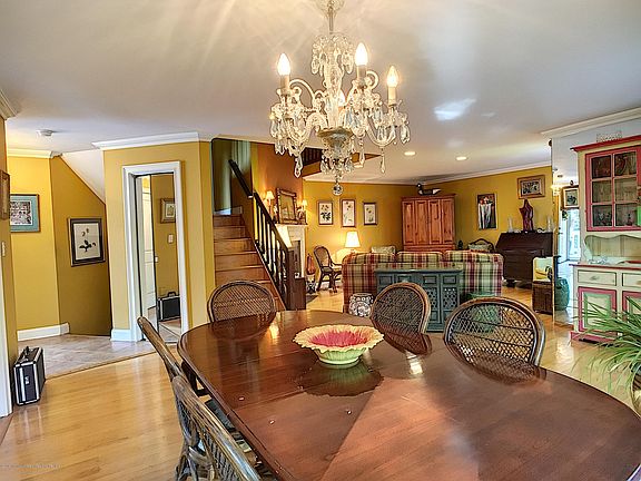 5th image of 19 Oxford Ln