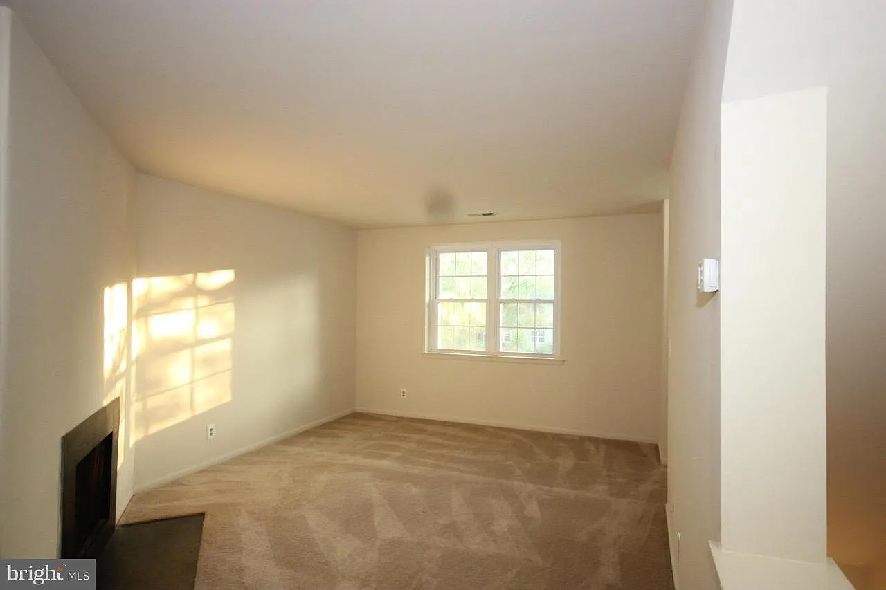 2 bed, 1.0 bath, 875 sqft, $2,375 — Photo 3