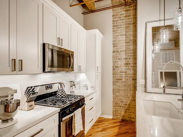 1040 W Adams St #218 — Photo 4