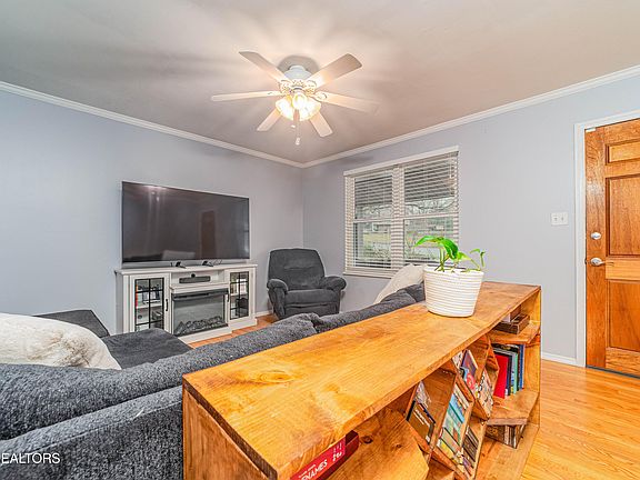 3rd image of 5213 Fawnwood Rd