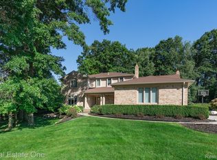 570 E Maryknoll Dr, Rochester, MI 48309