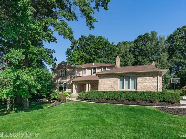 570 E Maryknoll Dr, Rochester, MI 48309