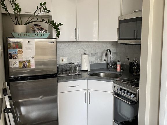 4th image of 927 Pine St #304