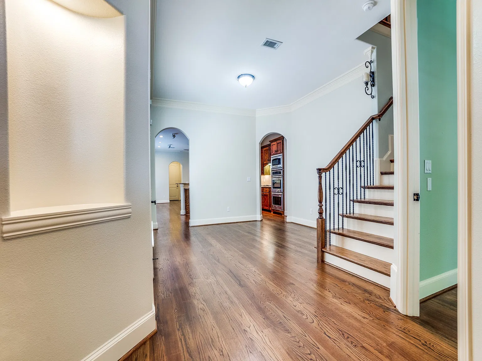 3 bed, 2.5 bath, 2610 sqft, $5,300 — Photo 3