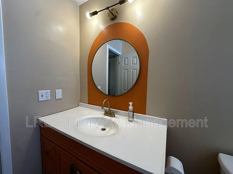 910 Sycamore Ln — Photo 22