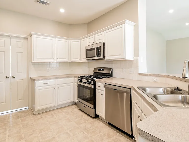 403 Cedar Lake Dr — Photo 9
