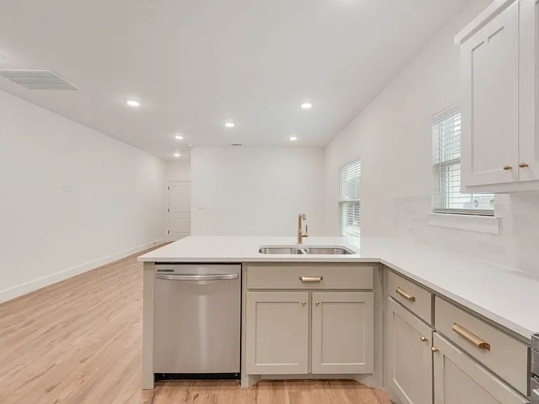 1805 Franklin Ave — Photo 5