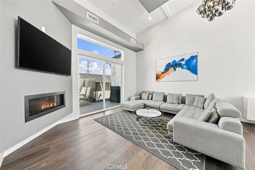 4 bed, 2078 sqft, $6,800 — Photo 3