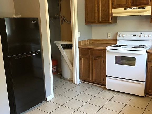 3rd image of 619 Castlegate Dr